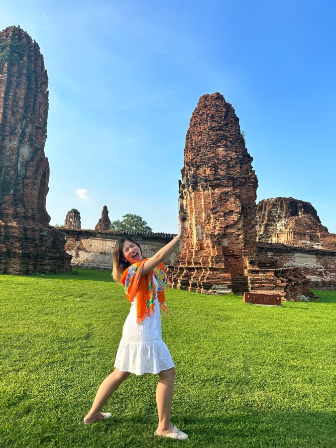 Cherry con un pañuelo naranja entre las ruinas de Ayutthaya